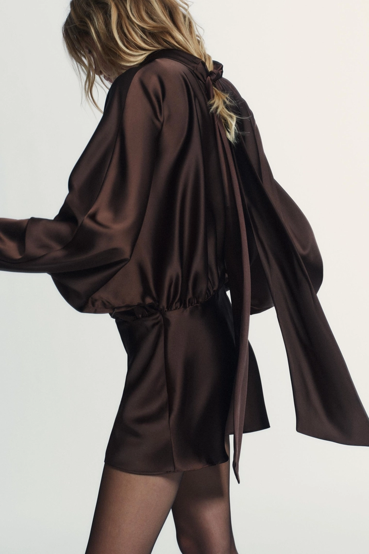 Атласное платье-фуляр короткое