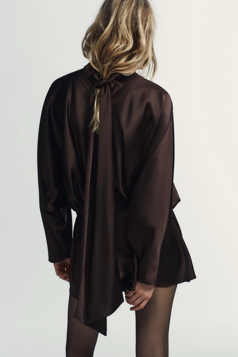 Атласное платье-фуляр короткое