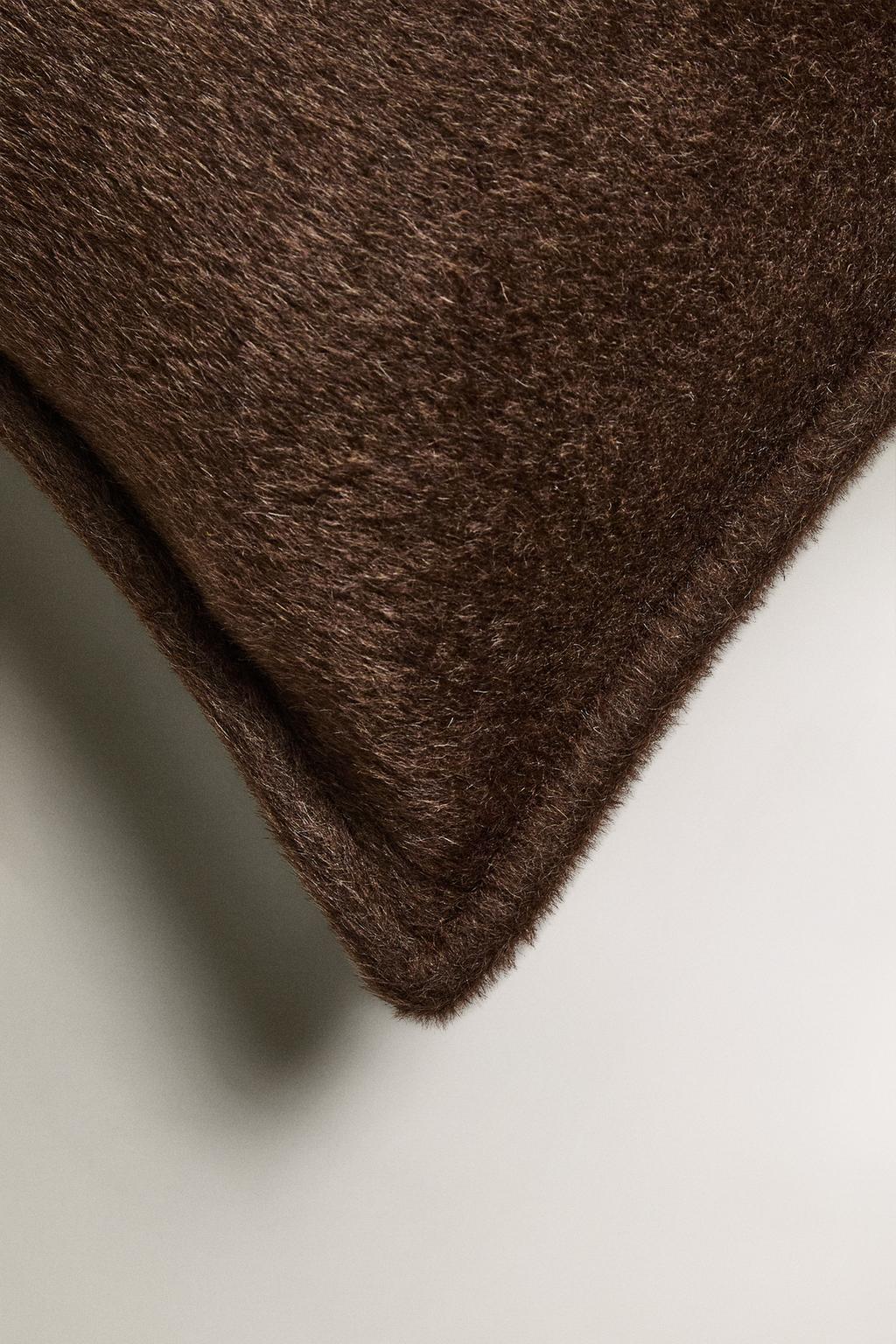 Чехол для подушки из искусственного меха