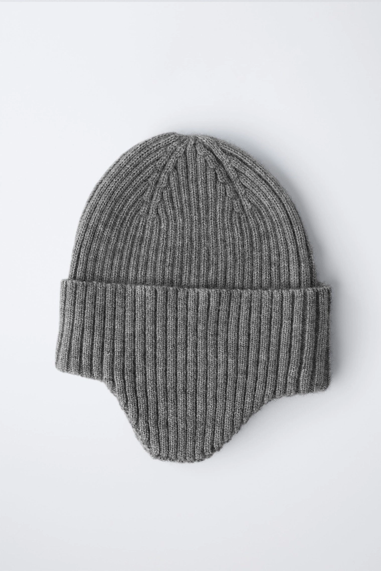 Вязаная шапка с отворотом и наушниками