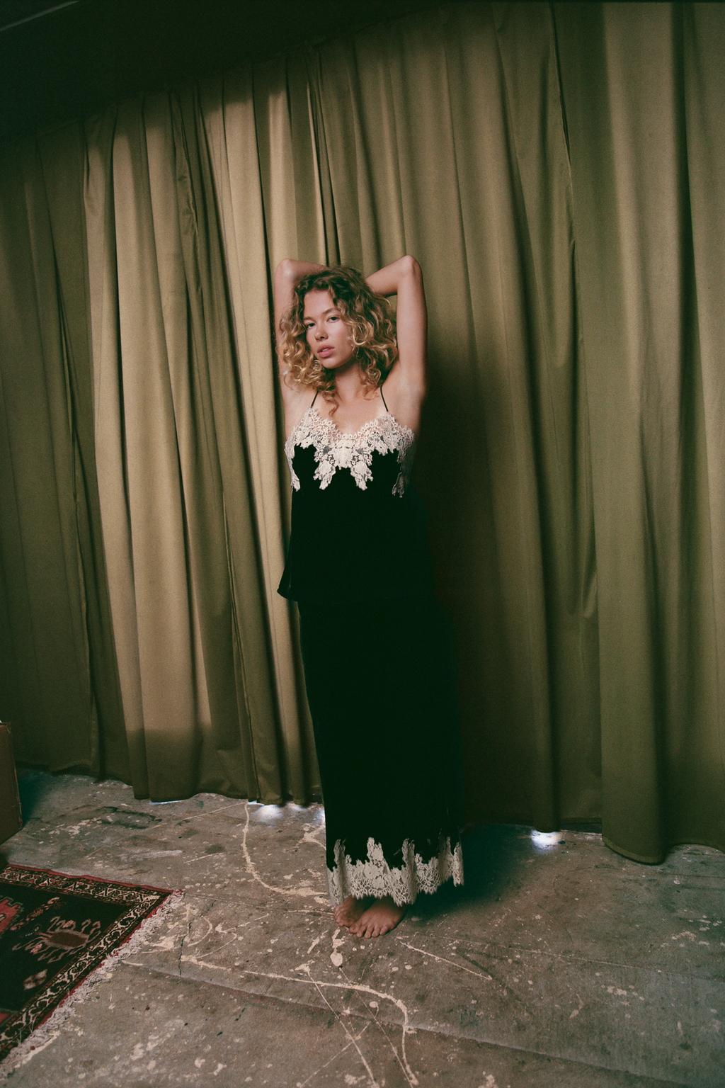 БАРХАТНЫЙ ТОП С КРУЖЕВОМ