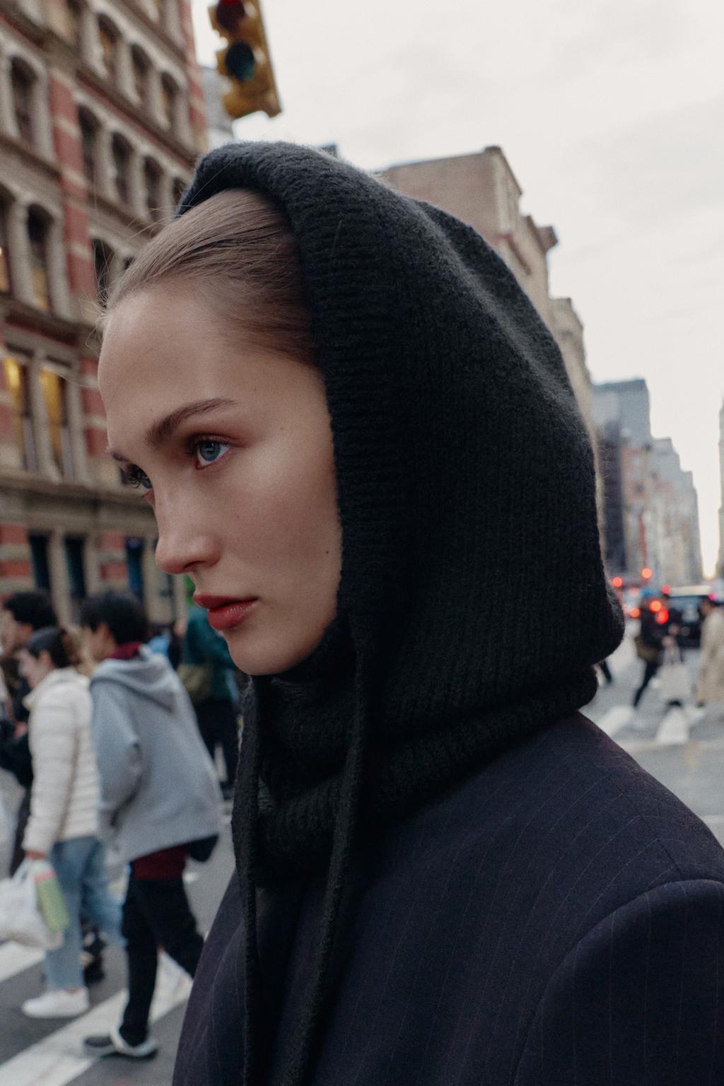 ТРИКОТАЖНЫЙ КАПЮШОН В РУБЧИК