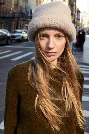 Объемная шапка с отворотом- Заказать в России