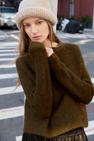 Объемная шапка с отворотом- Заказать в России