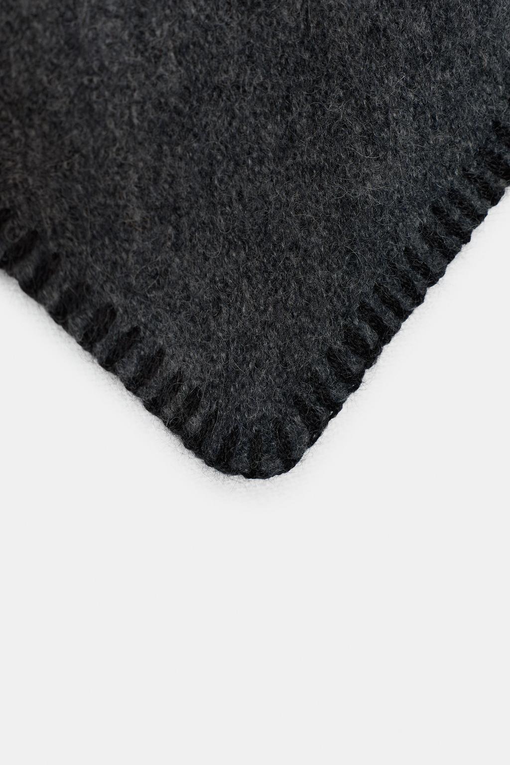 ТРЕУГОЛЬНАЯ БАНДАНА С КОНТРАСТНЫМИ ЭЛЕМЕНТАМИ