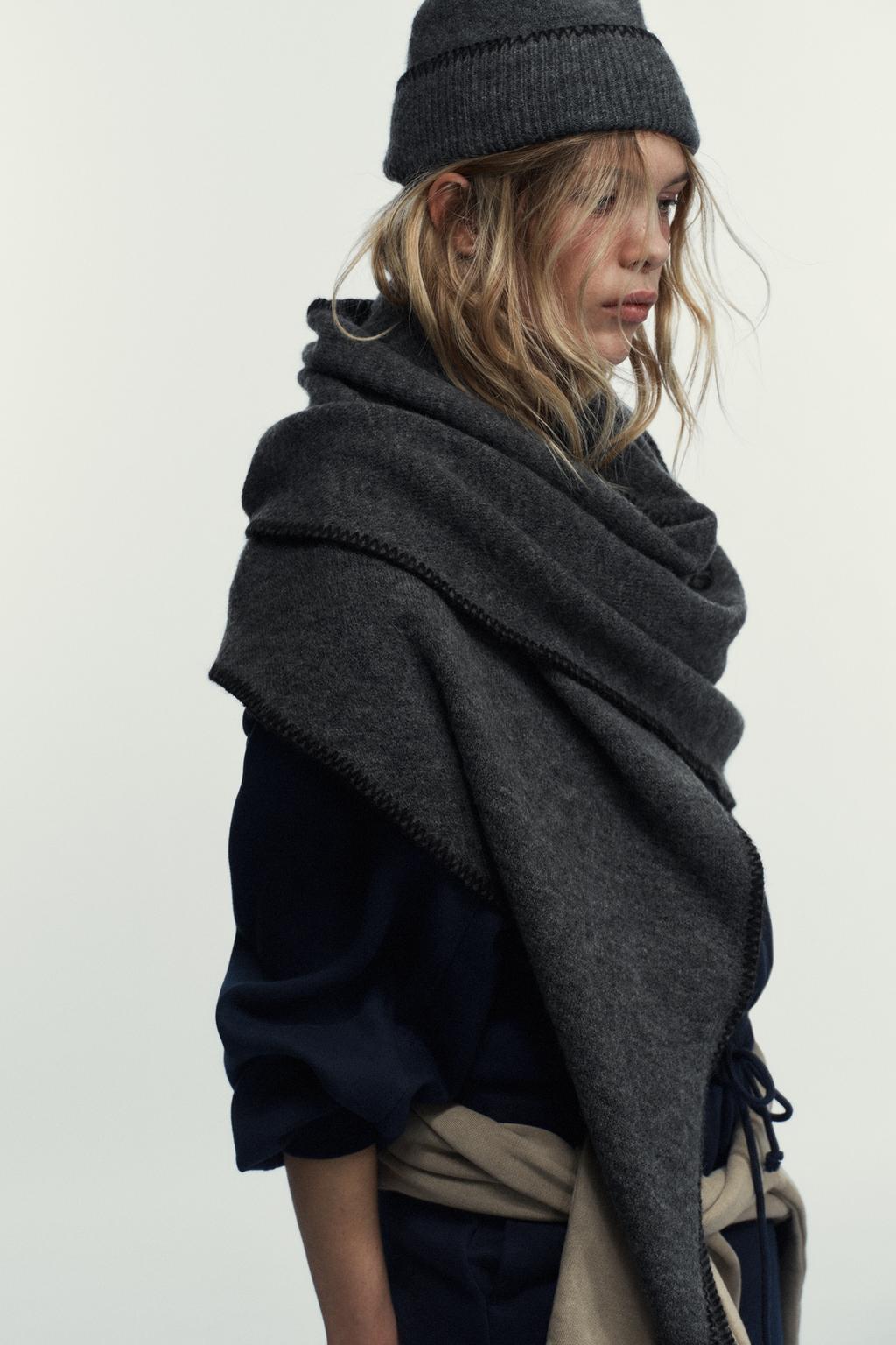 ТРЕУГОЛЬНАЯ БАНДАНА С КОНТРАСТНЫМИ ЭЛЕМЕНТАМИ