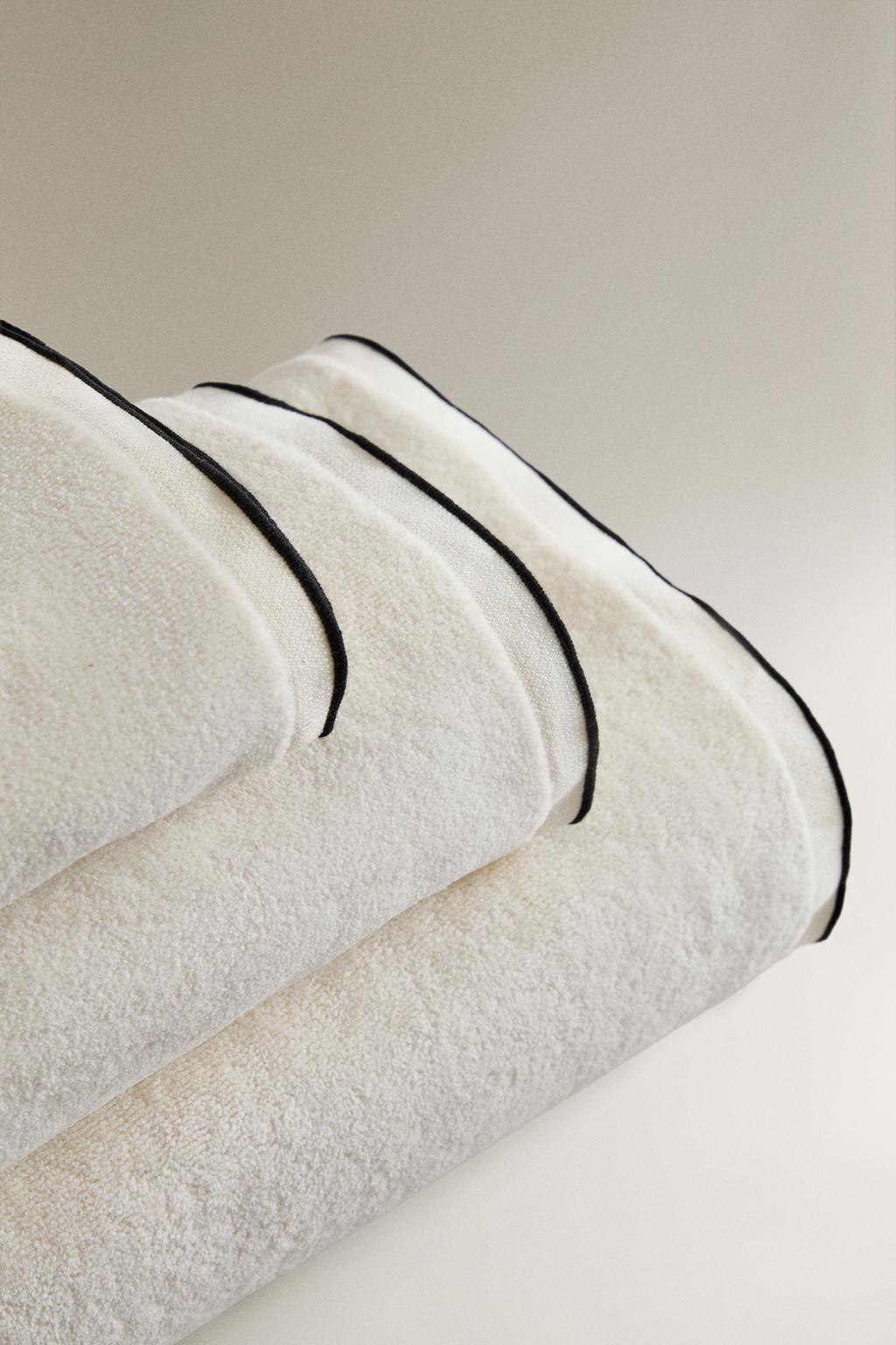 Банные полотенца из велюра с контрастной отделкой