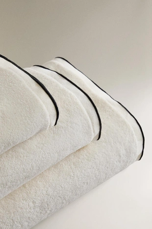 Банные полотенца из велюра с контрастной отделкой