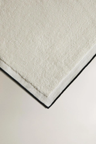 Банные полотенца из велюра с контрастной отделкой