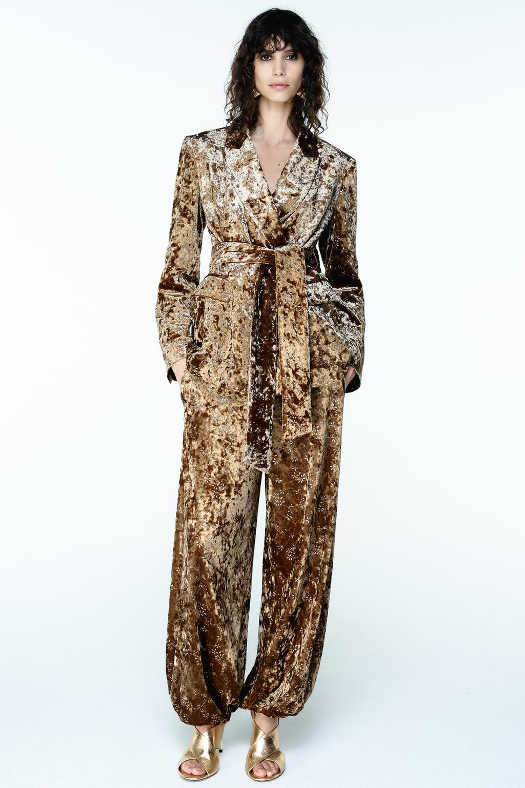 БЛЕЙЗЕР ИЗ БАРХАТА С МЕТАЛЛИЗИРОВАННОЙ НИТЬЮ И ПОЯСОМ