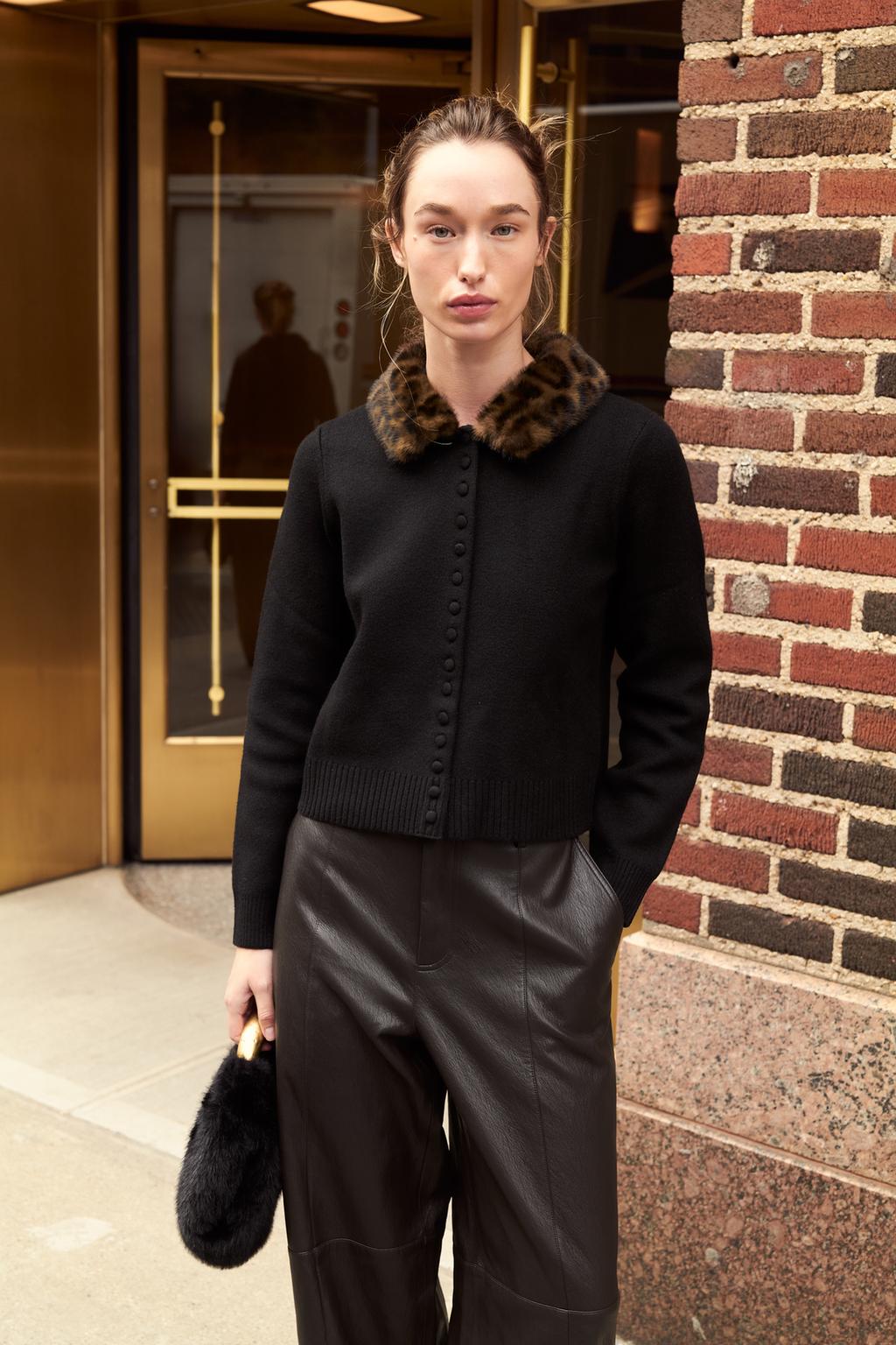 ВЯЗАНАЯ КУРТКА С ВОРОТНИКОМ ИЗ ИСКУССТВЕННОГО МЕХА