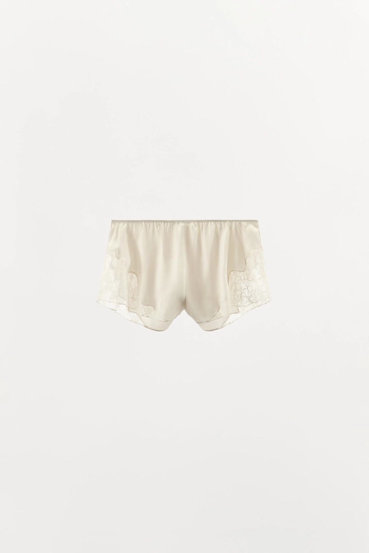 Шорты из атласа с кружевной отделкой