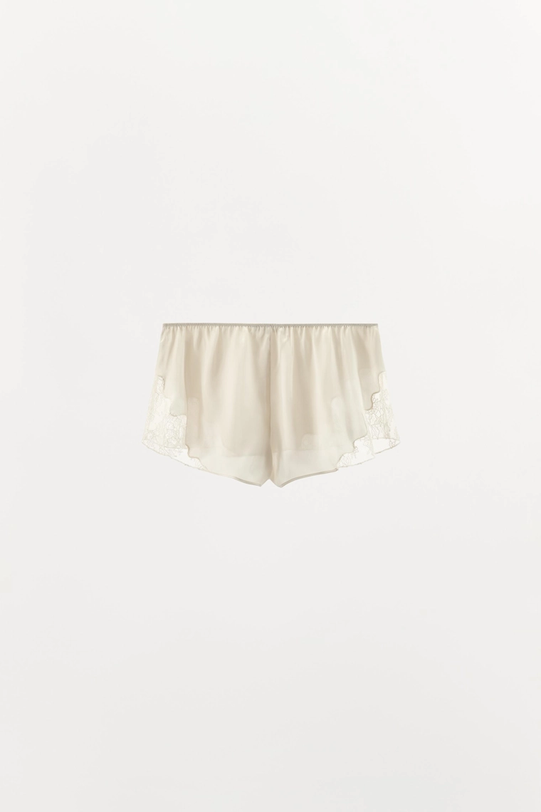 Шорты из атласа с кружевной отделкой
