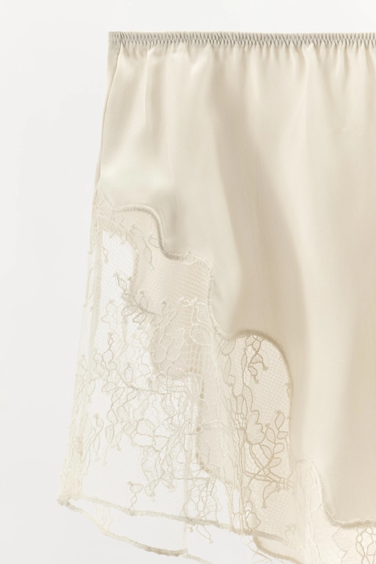 Шорты из атласа с кружевной отделкой