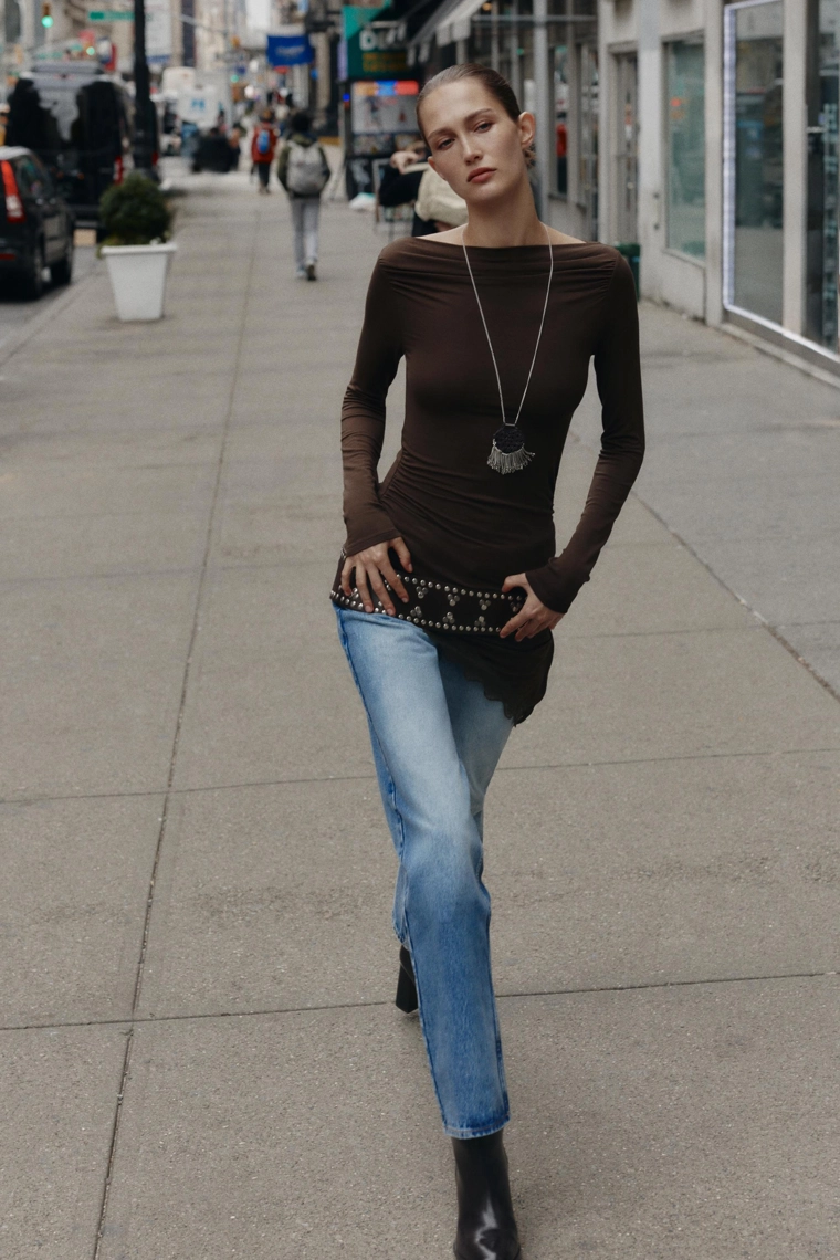 Футболка с кружевным асимметричным подолом