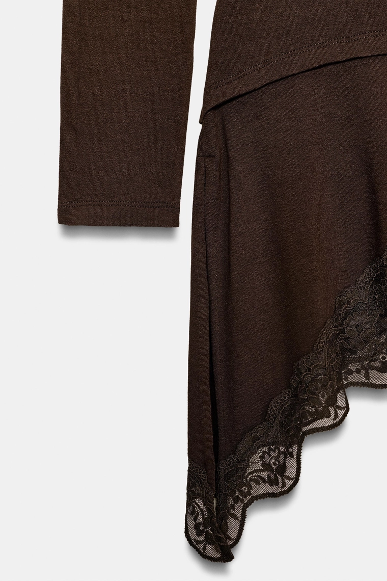 Футболка с кружевным асимметричным подолом