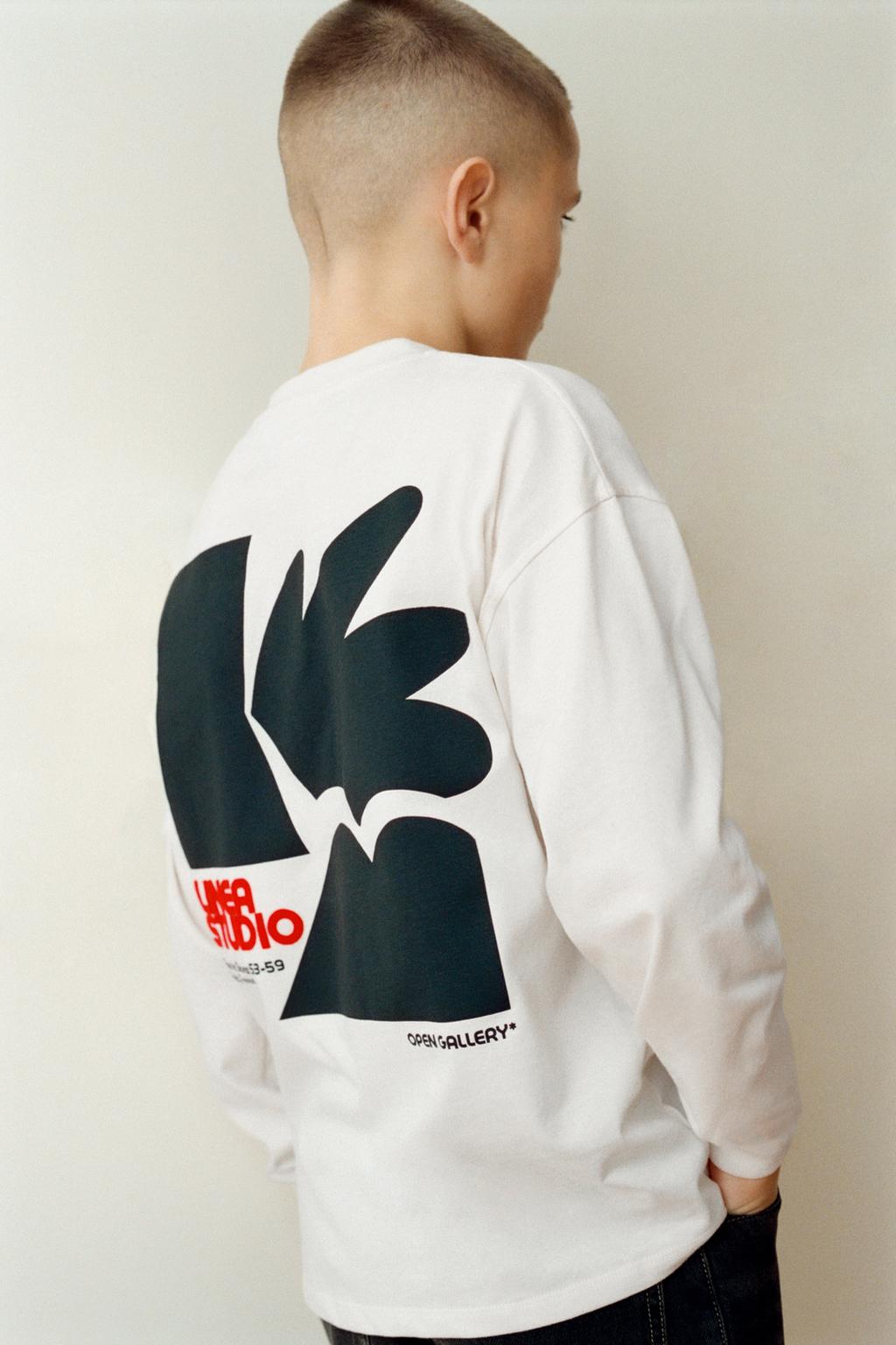 ФУТБОЛКА С РЕЛЬЕФНЫМ ПРИНТОМ