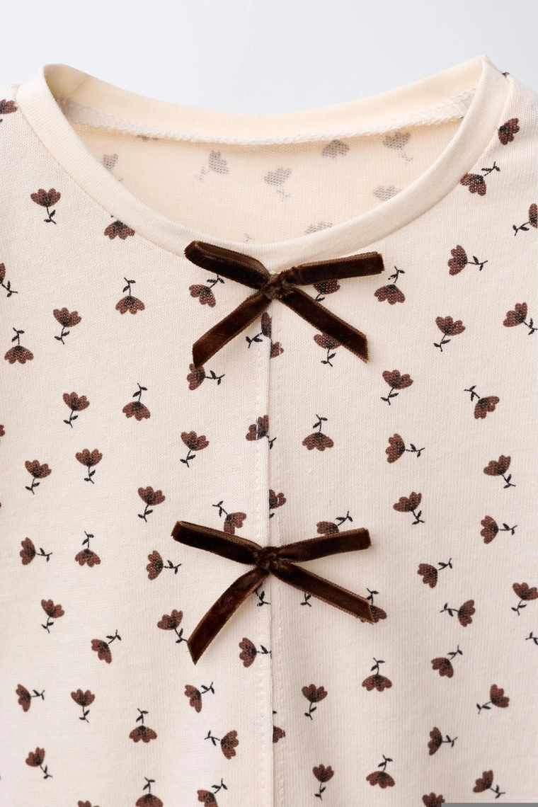 Футболка с цветочным принтом и бантом из вельвета