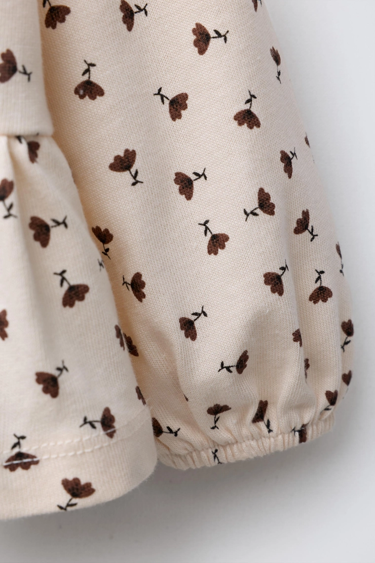 Футболка с цветочным принтом и бантом из вельвета