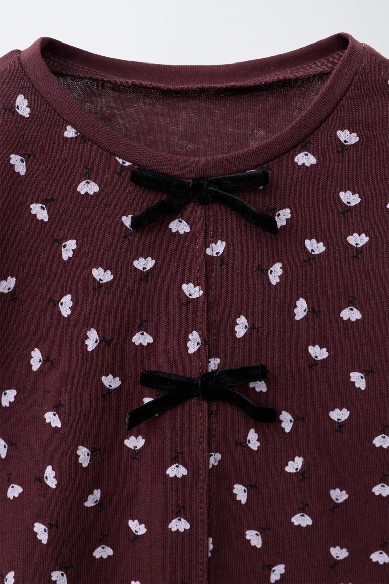 Футболка с цветочным принтом и бантом из вельвета