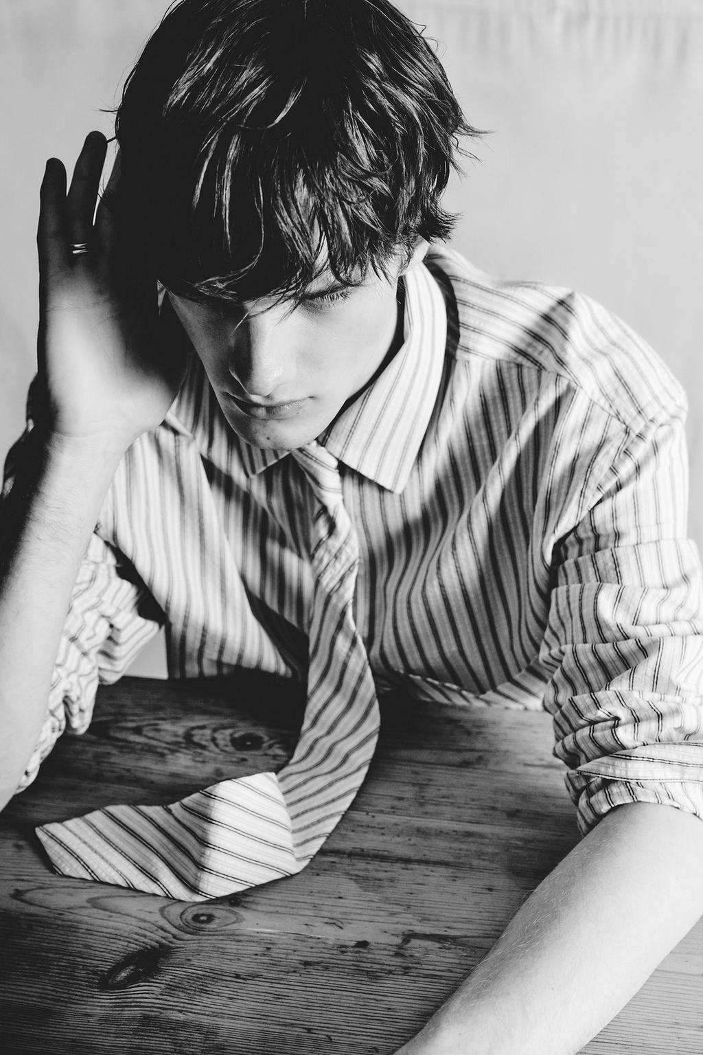 РУБАШКА В ПОЛОСКУ С ГАЛСТУКОМ