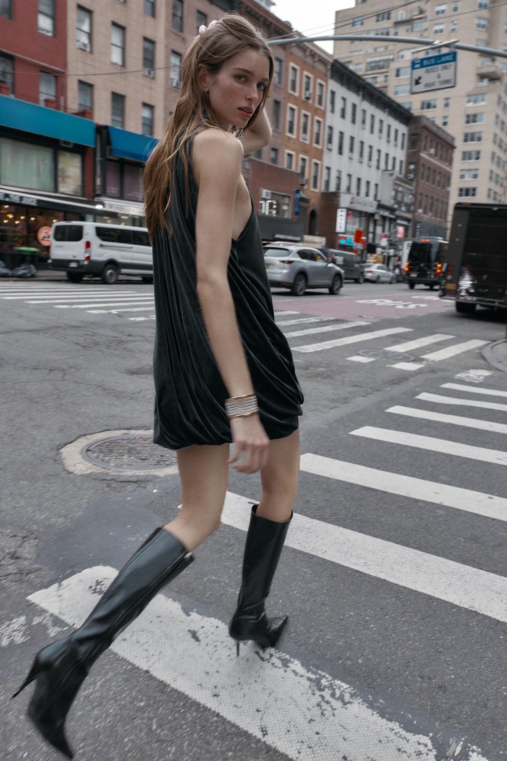 КОРОТКОЕ БАРХАТНОЕ ПЛАТЬЕ-БАЛЛОН