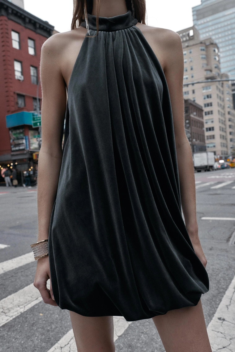 Бархатное мини-платье с пышным подолом