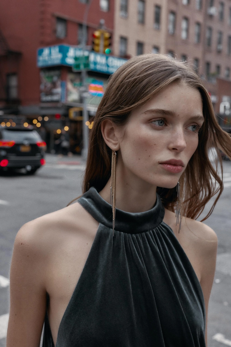 Бархатное мини-платье с пышным подолом