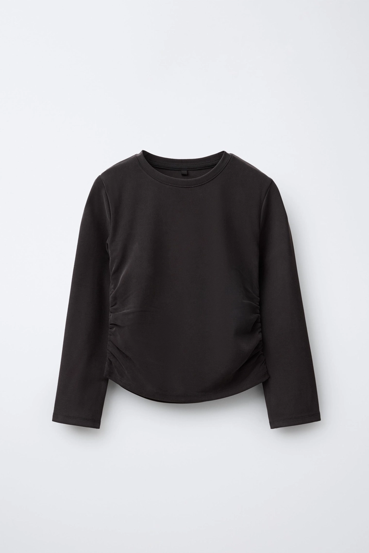 Спортивная футболка с собранными деталями