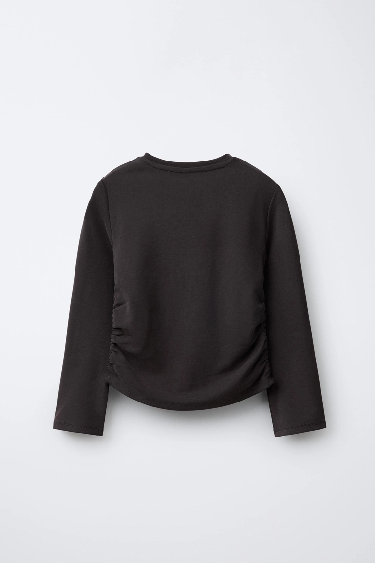 Спортивная футболка с собранными деталями