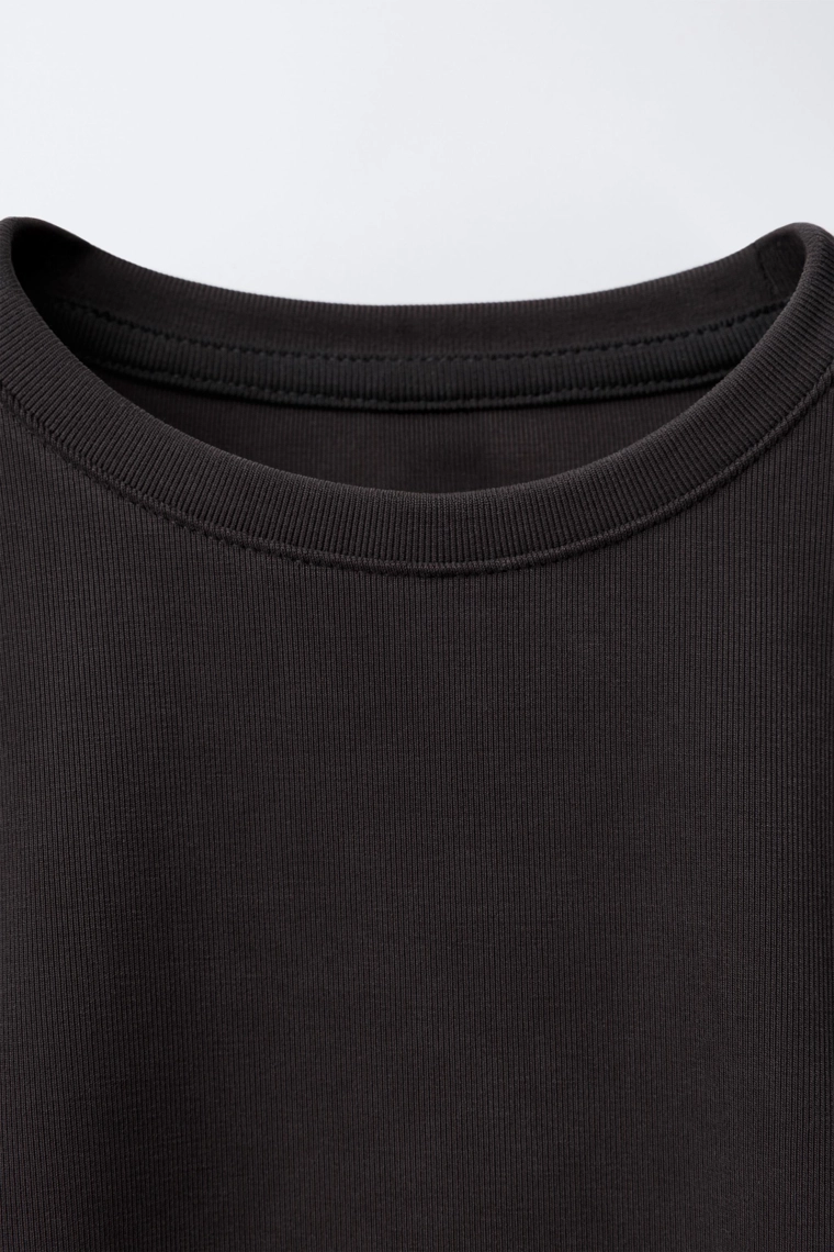 Спортивная футболка с собранными деталями