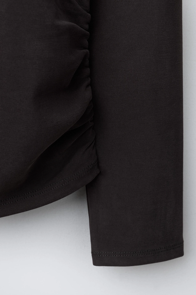 Спортивная футболка с собранными деталями