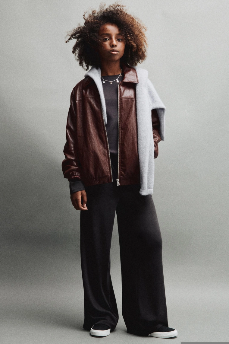 Спортивная футболка с собранными деталями