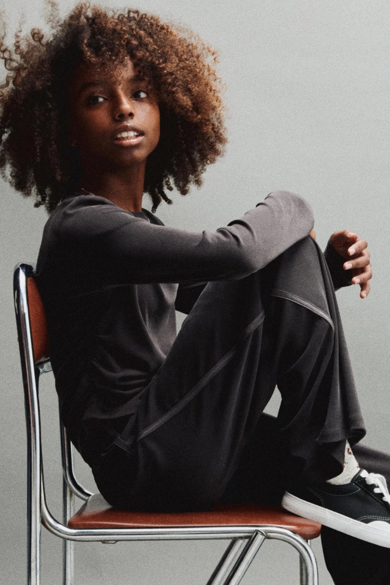 Спортивная футболка с собранными деталями