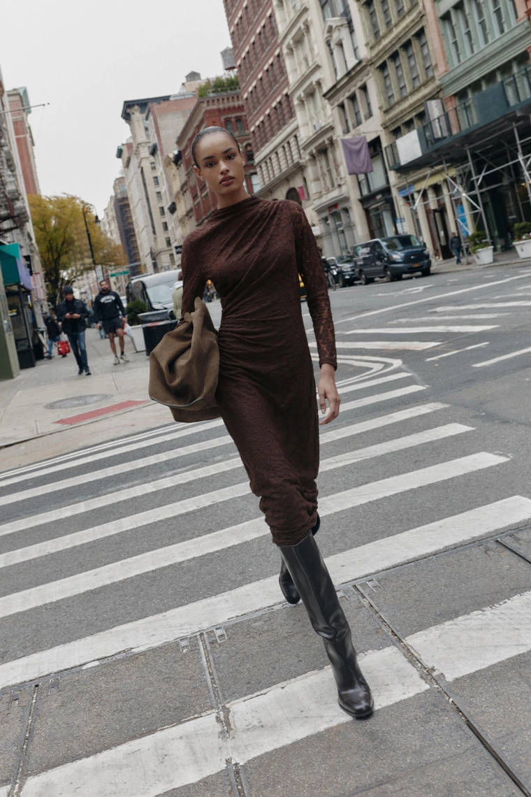 Платье миди с отделкой кружевом и драпировкой