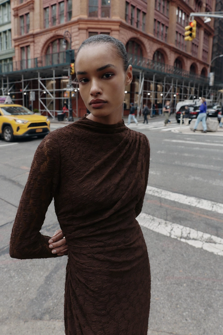 Платье миди с отделкой кружевом и драпировкой