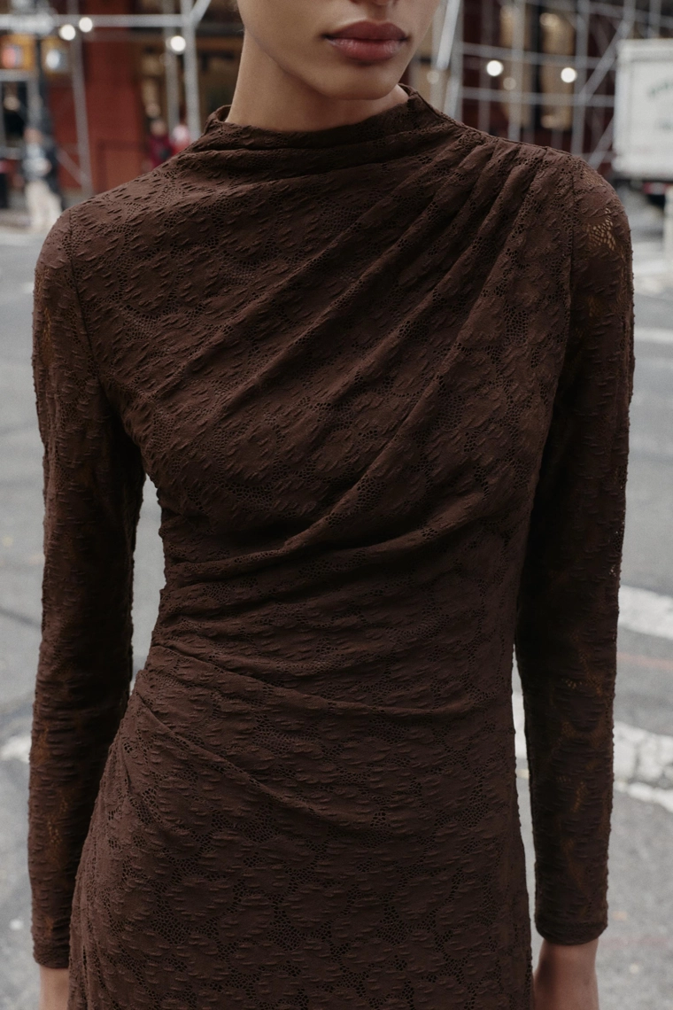 Платье миди с отделкой кружевом и драпировкой