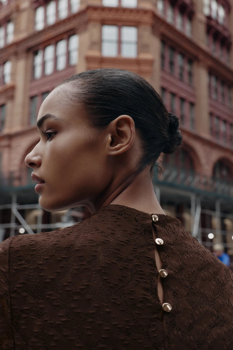 Платье миди с отделкой кружевом и драпировкой