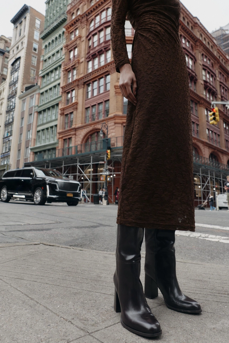 Платье миди с отделкой кружевом и драпировкой