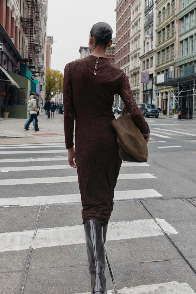 Платье миди с отделкой кружевом и драпировкой