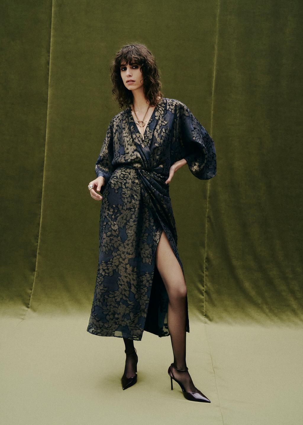 ПЛАТЬЕ МИДИ ИЗ БЛЕСТЯЩЕЙ ТКАНИ СО СБОРКАМИ