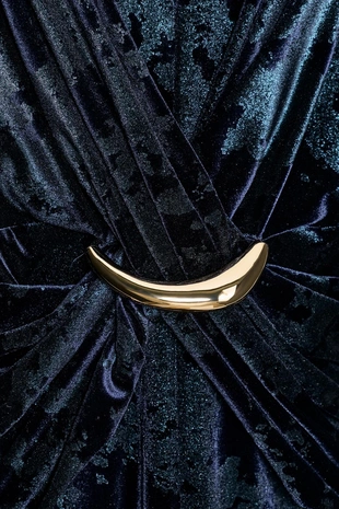 Бархатное платье миди с фурнитурой- Заказать в России