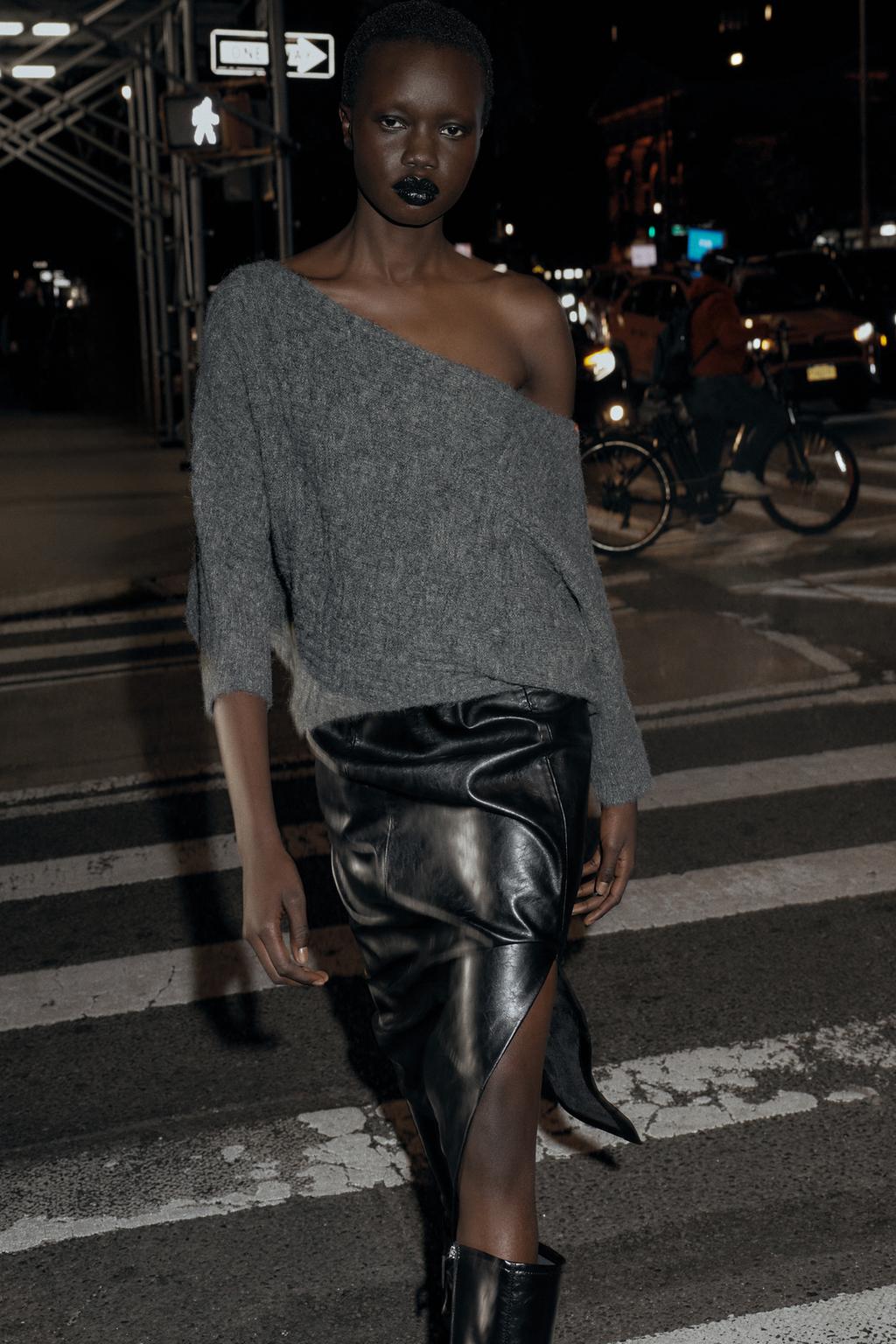 СВИТЕР АСИММЕТРИЧНОГО КРОЯ С РЕЛЬЕФНЫМИ ДЕТАЛЯМИ