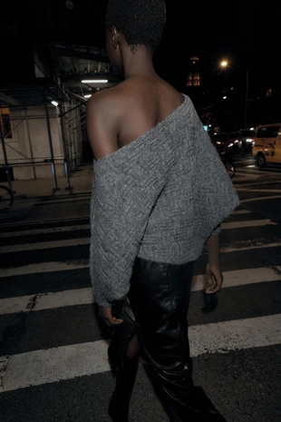 Свитер асимметричного кроя с рельефными деталями- Заказать в России