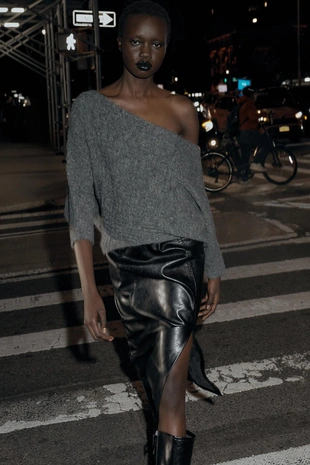 Свитер асимметричного кроя с рельефными деталями- Заказать в России