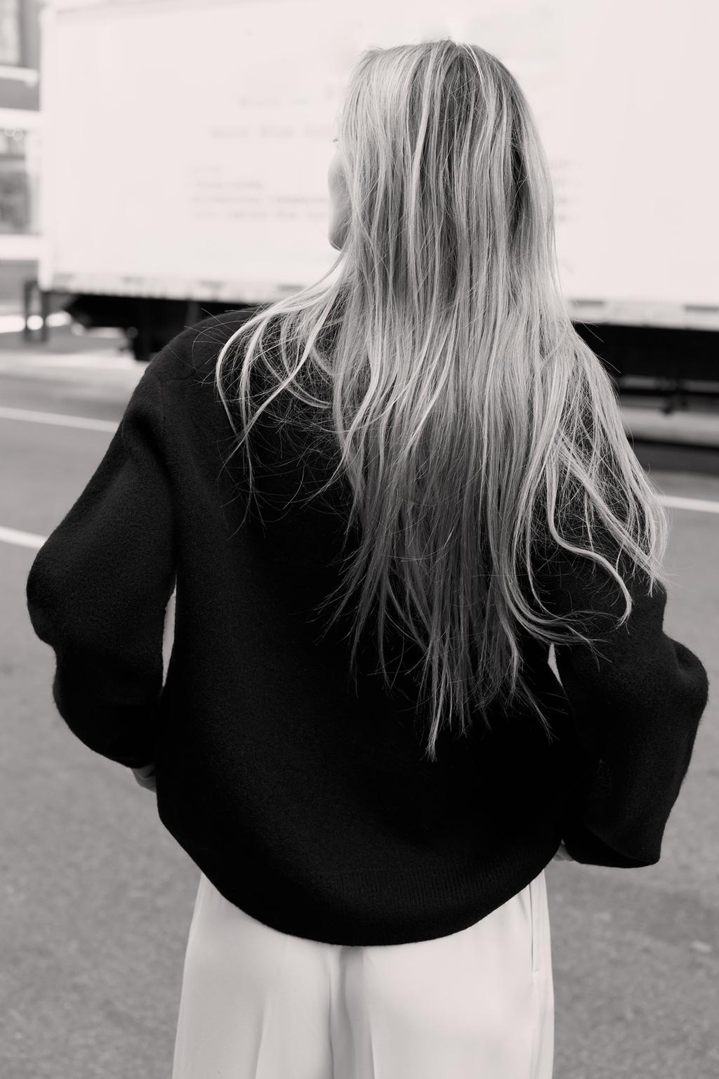 ОДНОТОННЫЙ ТРИКОТАЖНЫЙ СВИТЕР С V-ОБРАЗНЫМ ВЫРЕЗОМ