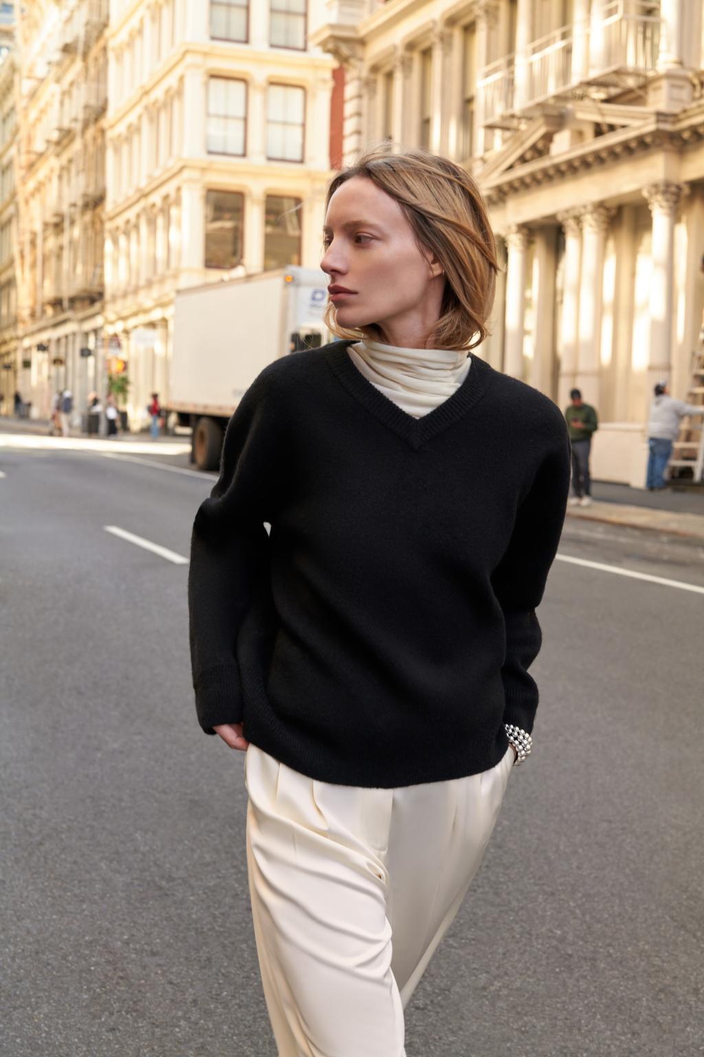 ОДНОТОННЫЙ ТРИКОТАЖНЫЙ СВИТЕР С V-ОБРАЗНЫМ ВЫРЕЗОМ