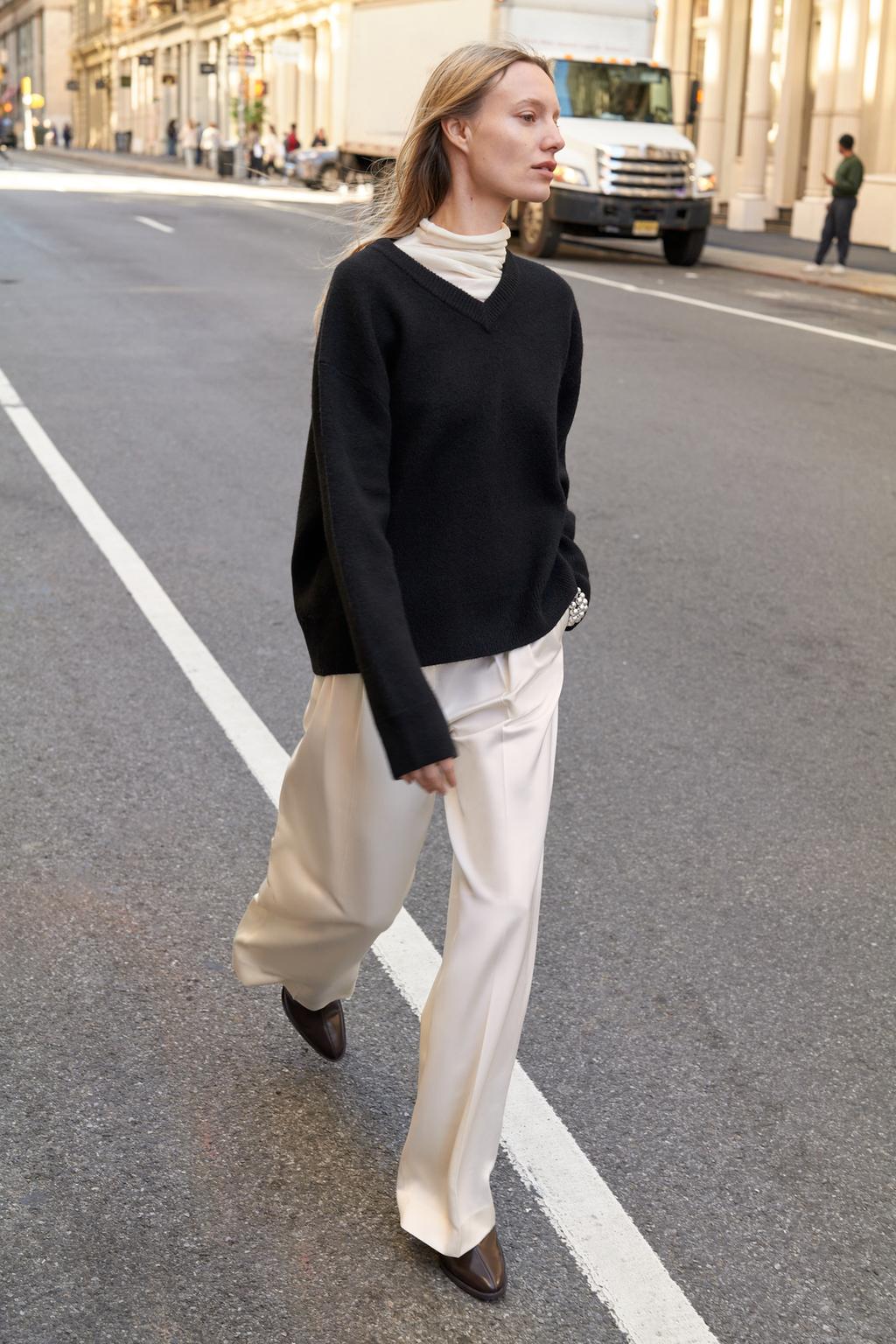 ОДНОТОННЫЙ ТРИКОТАЖНЫЙ СВИТЕР С V-ОБРАЗНЫМ ВЫРЕЗОМ