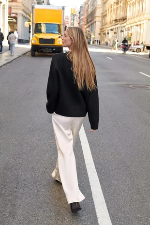 Однотонный трикотажный свитер с V-образным вырезом- Заказать в России