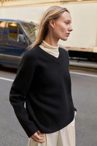 Однотонный трикотажный свитер с V-образным вырезом- Заказать в России